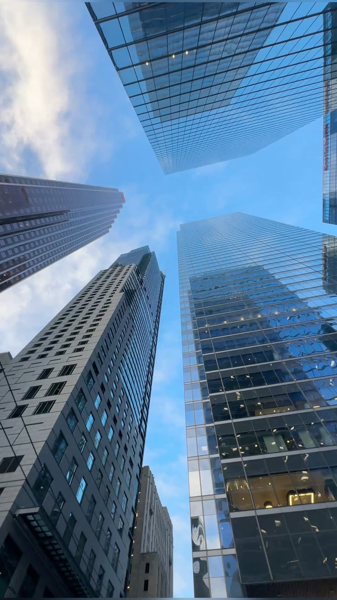 Edifícios corporativos vistos de baixo em um dia claro